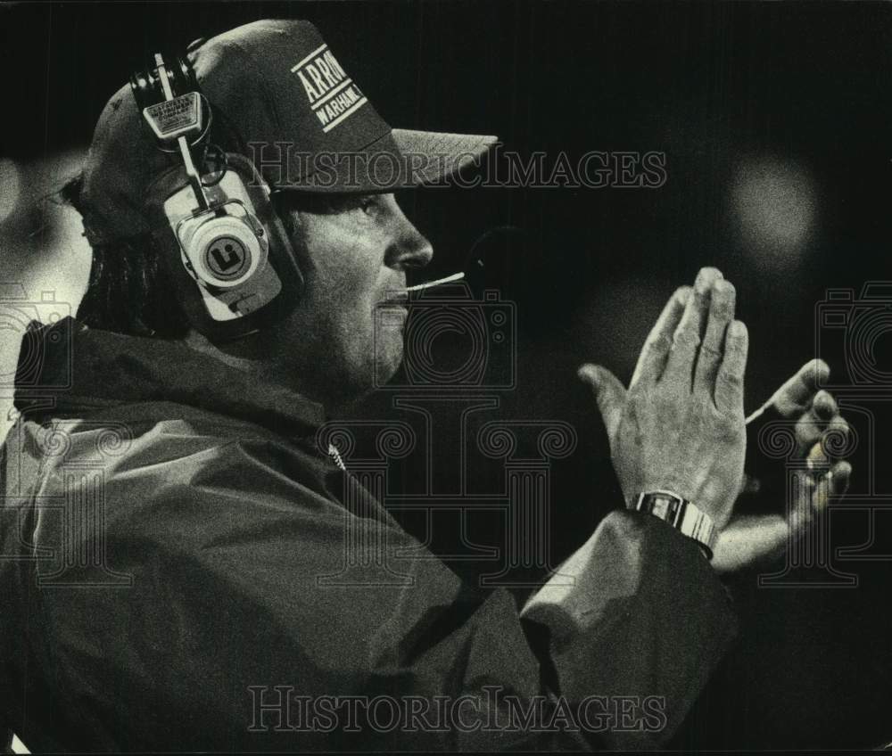 1991 Press Photo Arrowhead Football Coach Tom Taraska Applauds His Team- Historic Images