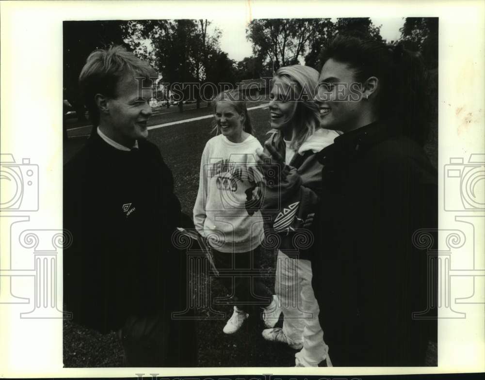 1993 Press Photo High School Tennis Coach Chris Lang-Martinez Talks with Team- Historic Images