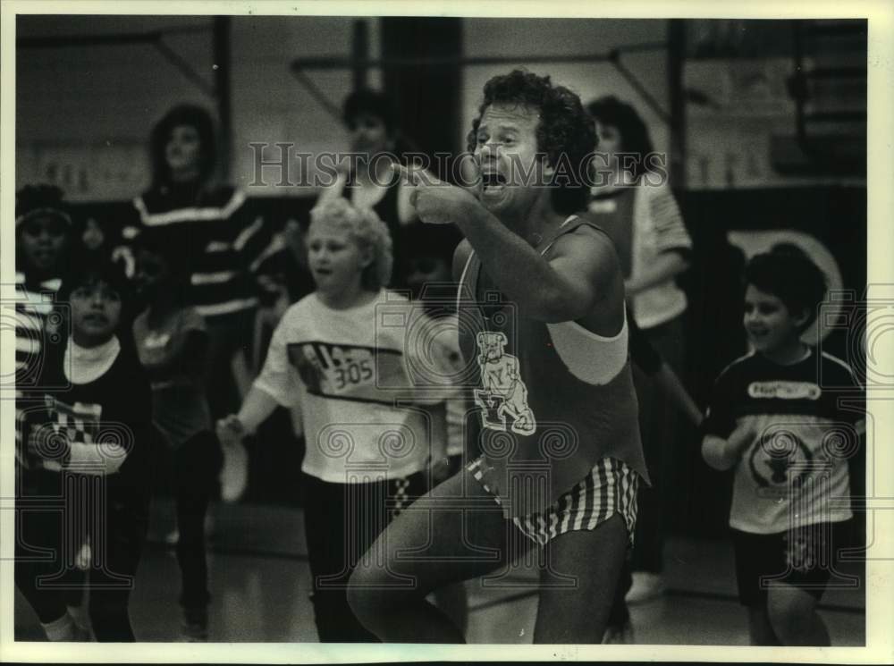 1990 Press Photo Richard Simmons fitness guru at a school with pupils, Milwaukee- Historic Images