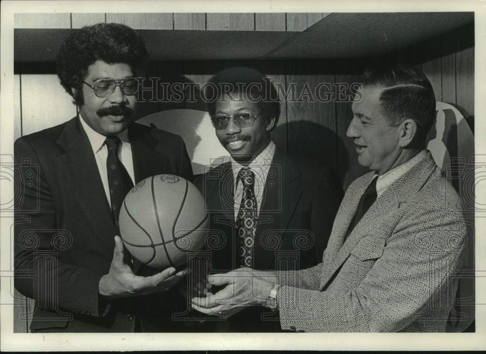 1974 Press Photo New Milwaukee Buck George Thompson with manager and coach- Historic Images
