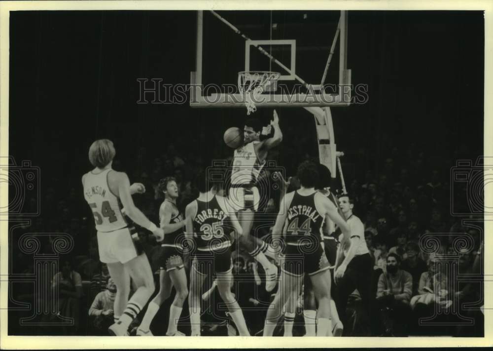 1979 Press Photo Bucks basketball&#39;s Marques Johnson dunks ball during game- Historic Images