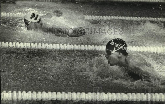 1991 Press Photo North's Todd Neuenfeldt Leads Brookfield East's Joe McKenna- Historic Images
