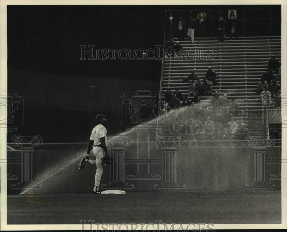 1988 Press Photo Grass Sprinkler Comes On During Major League Baseball Game- Historic Images