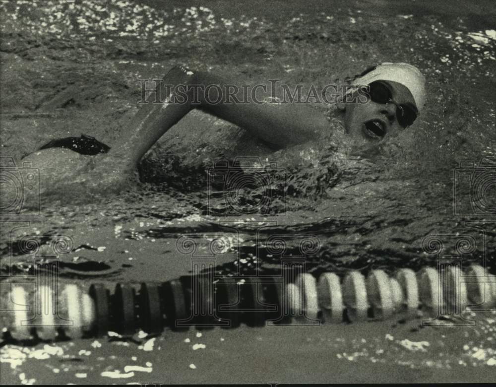 1990 Press Photo Waukesha North swimmer Becky Krueger competes in 800-yard relay- Historic Images