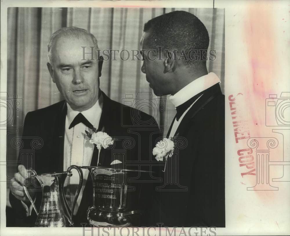 1968 Press Photo Richard O&#39;Connell congratulates Ernie Banks at Diamond Dinner- Historic Images