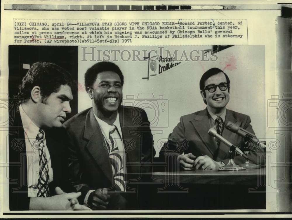 1971 Press Photo Villanova&#39;s Howard Porter Signs with Chicago Bulls in Chicago- Historic Images
