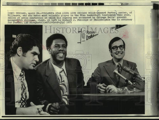1971 Press Photo Villanova's Howard Porter Signs with Chicago Bulls in Chicago- Historic Images