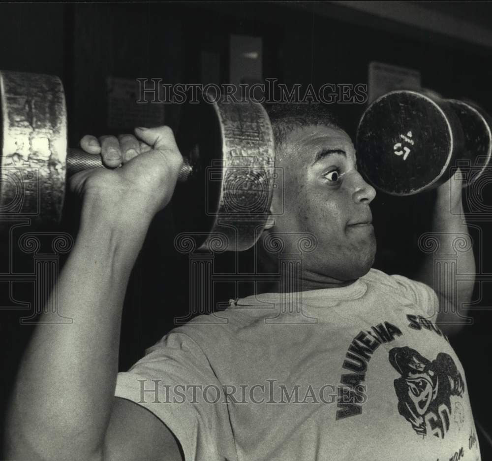 1992 Press Photo Waukesha South's Linebacker Chris Taylor Lifts at Waukesha YMCA- Historic Images