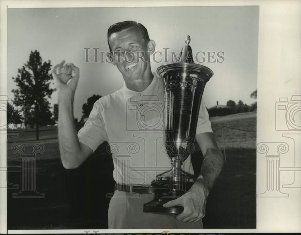 1958 Press Photo Dan Sikes Holds Trophy from National Public Links Golf Tourney- Historic Images