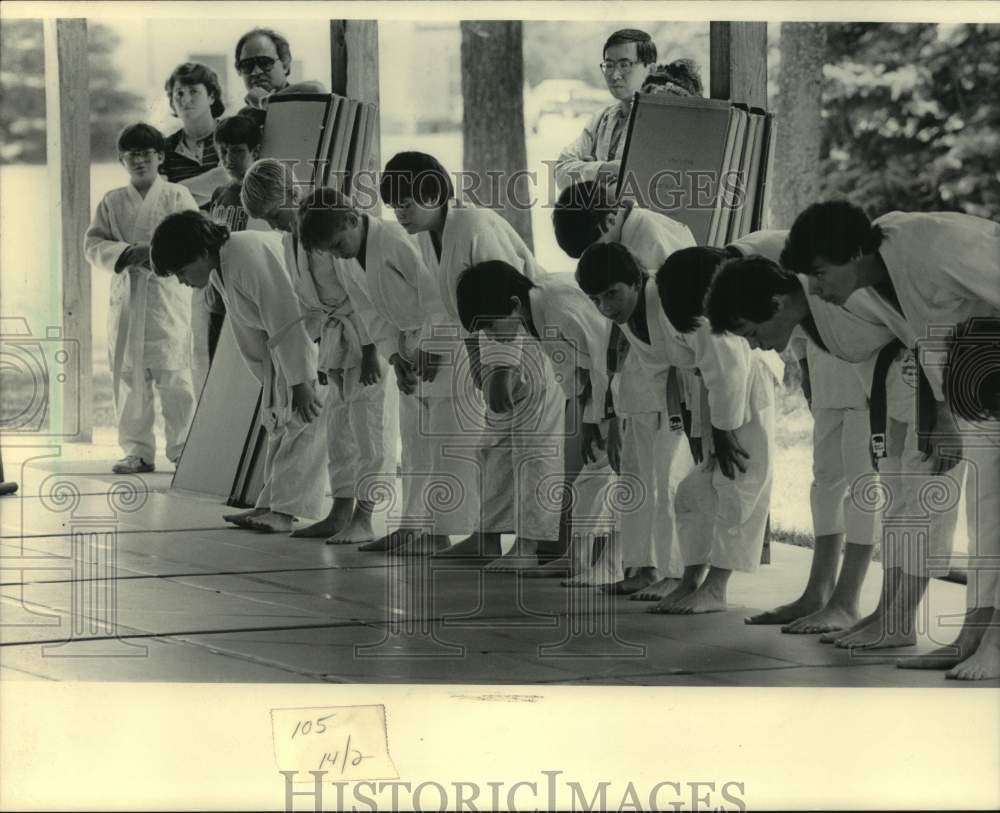 1985 Press Photo Participants Bow at Germantown Summer Open Judo Tournament- Historic Images