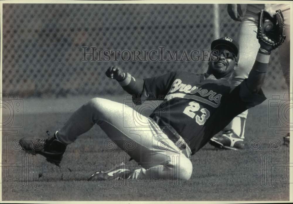 1993 Press Photo Greg Vaughn makes a sliding catch in outfield during practice.- Historic Images