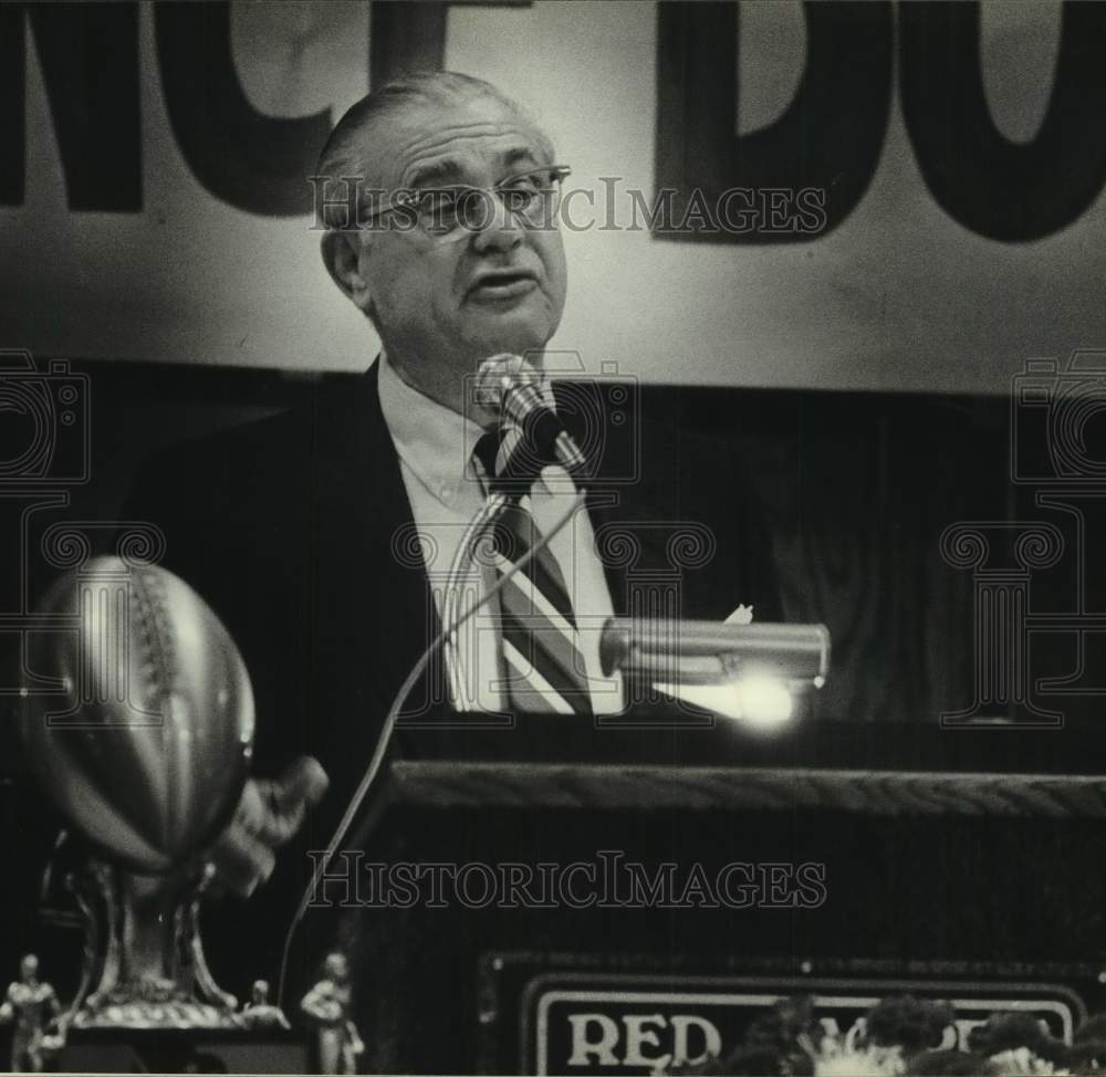 1983 Press Photo Former Ohio State football coach Woody Hayes speaks at awards- Historic Images