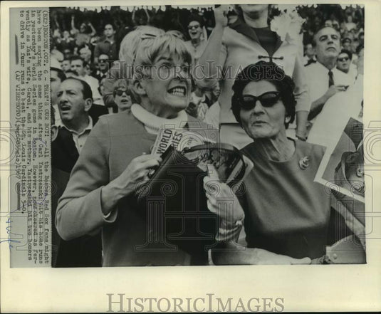 1967 Press Photo Carl Yastrzemski's wife Carol & mother cheer him on in Series- Historic Images