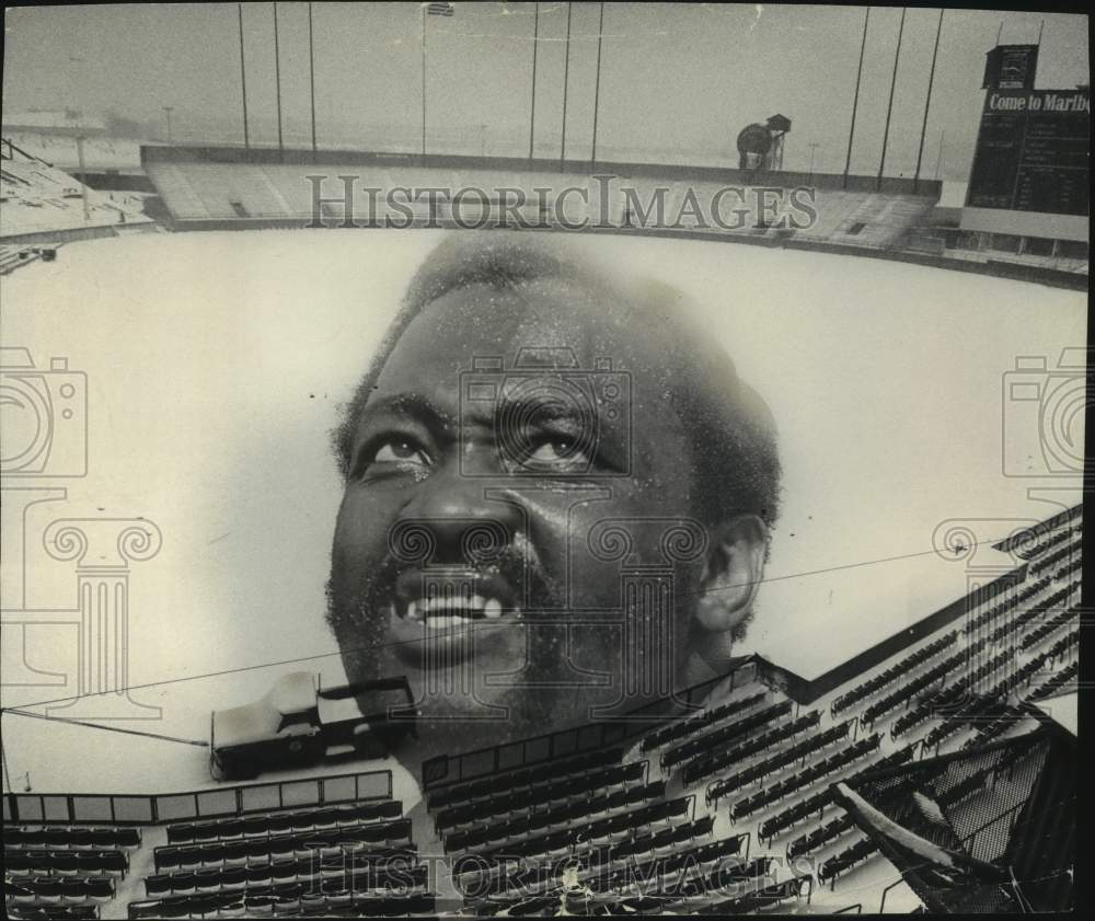 1975 Press Photo Brewer player George Scott &amp; a snow covered County Stadium- Historic Images