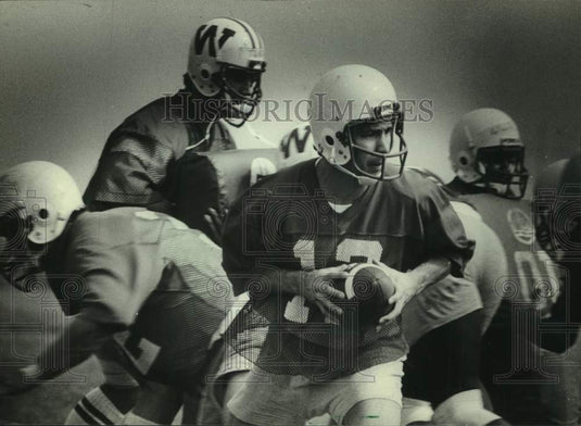 1982 Press Photo Randy Wright junior Wisconsin Badgers with ball, others.- Historic Images