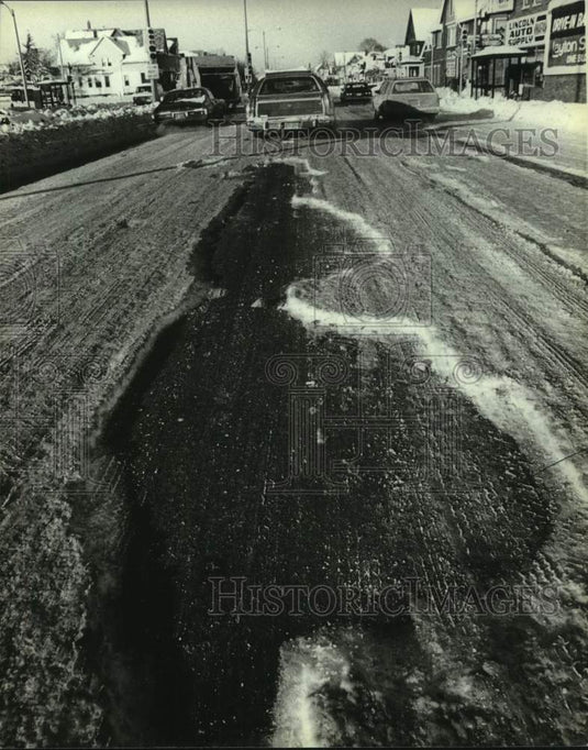 1982 Press Photo Cars shown driving in a ice and snow hazard on 27th, Milwaukee.- Historic Images