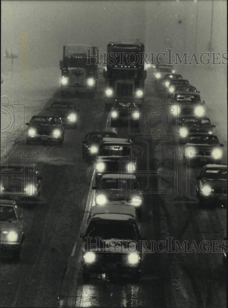 1990 Press Photo Heavy snow clogs traffic in Waukesha County during storm- Historic Images