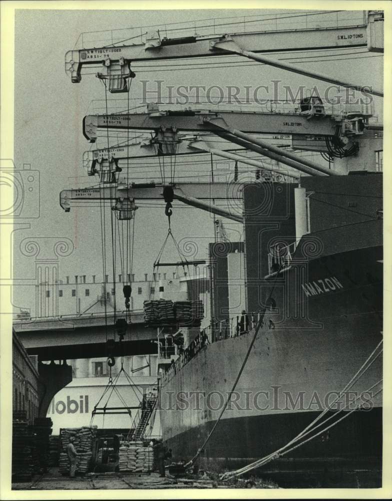 1979 Press Photo Amazon&#39;s Cranes Lift Cargo From Milwaukee Deck at Jones Island- Historic Images