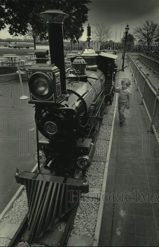 1985 Press Photo Shawn McGrath looks at the mini steam engine, Milwaukee Zoo- Historic Images