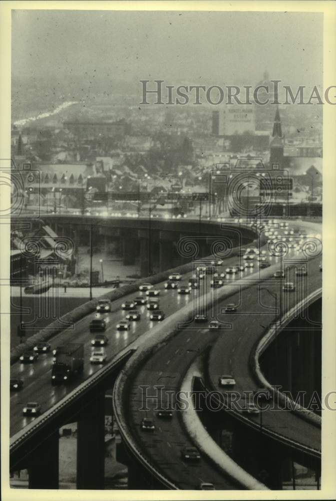 1979 Press Photo A View of the Milwaukee Morning Commute Crossing High Bridge- Historic Images