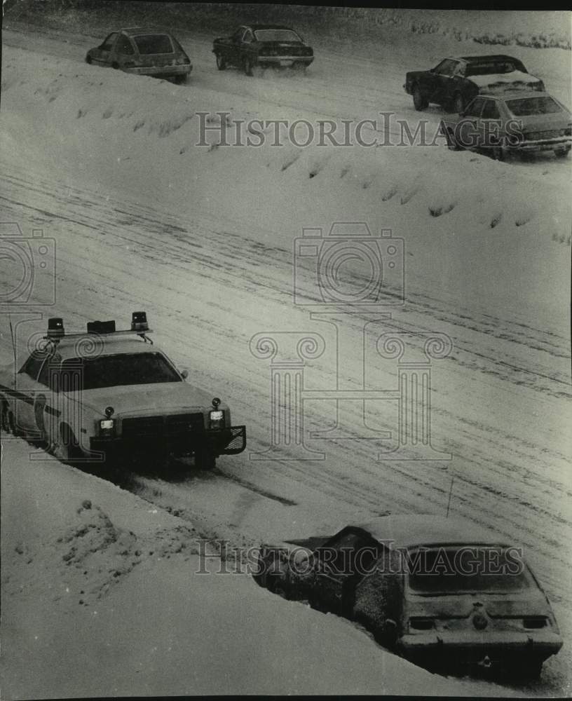 1979 Press Photo A sheriff helps motorist on North-South Freeway, Milwaukee- Historic Images