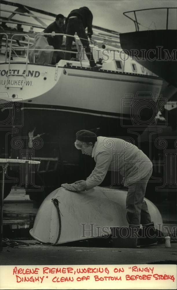 1985 Press Photo Arlene Riemer cleaned &quot;Ringy Dinghy&quot; at South Shore Yacht Club- Historic Images