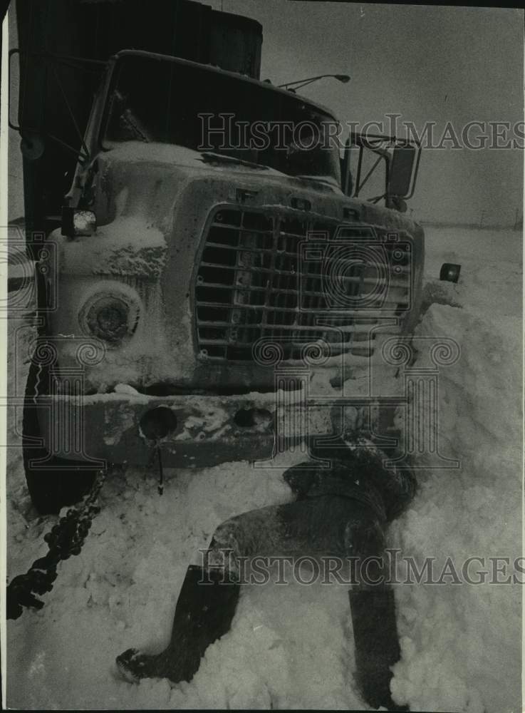 1978 Press Photo Tow truck driver Michael Jacobi trying to attach a tow chain- Historic Images
