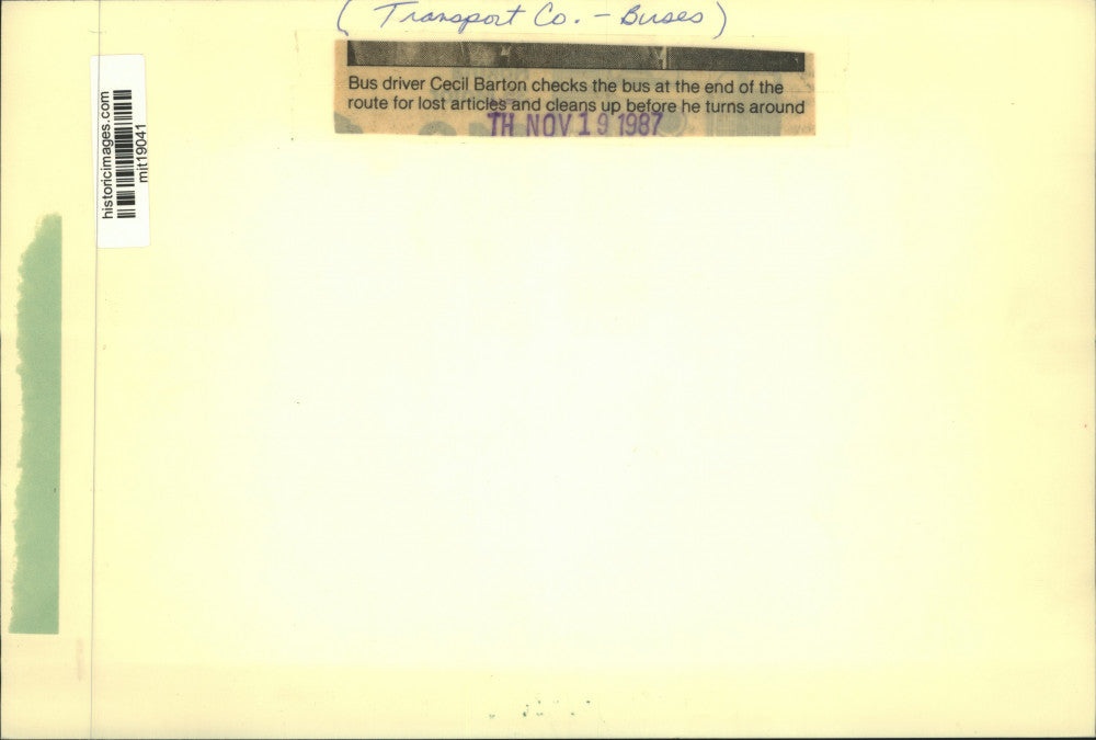 1987 Press Photo Bus driver Cecil Barton cleans the bus & checks for lost items