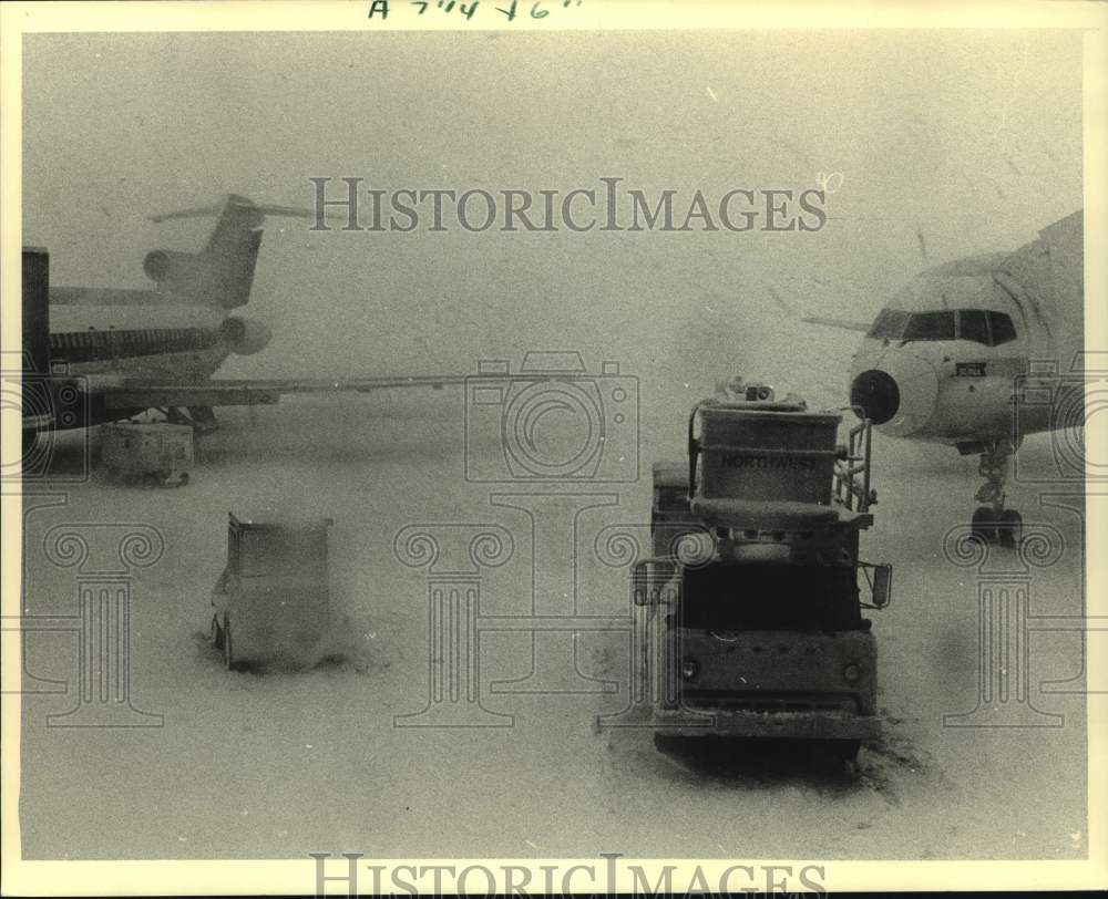 1987 Press Photo Snow covered jets sat at Mitchell Airport in Wisconsin- Historic Images