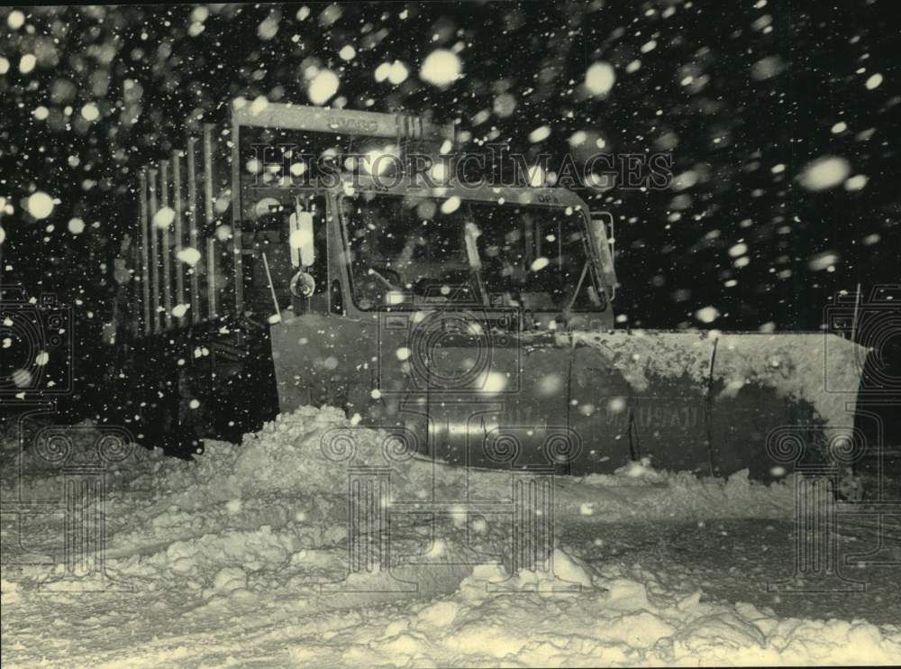 1987 Press Photo A snowplow struggles to clear a road in Milwaukee - mjt19056- Historic Images