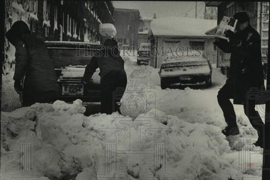 1973 Press Photo People brave the cold & snowy weather in Milwaukee - mjt19066- Historic Images