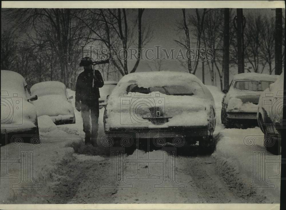 1978 Press Photo Stalled car covered in snow gets shoveled out in Milwaukee- Historic Images