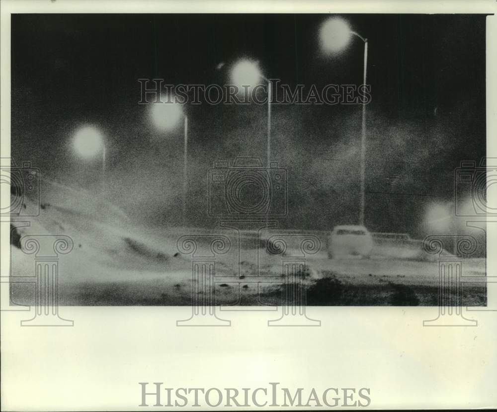 1977 Press Photo Wind-whipped snow swirled and drifted across Milwaukee road- Historic Images