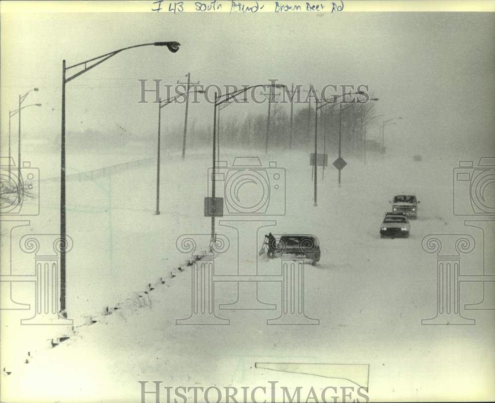 1982 Press Photo Driver attempts to free car from a snow drift in Mequon- Historic Images