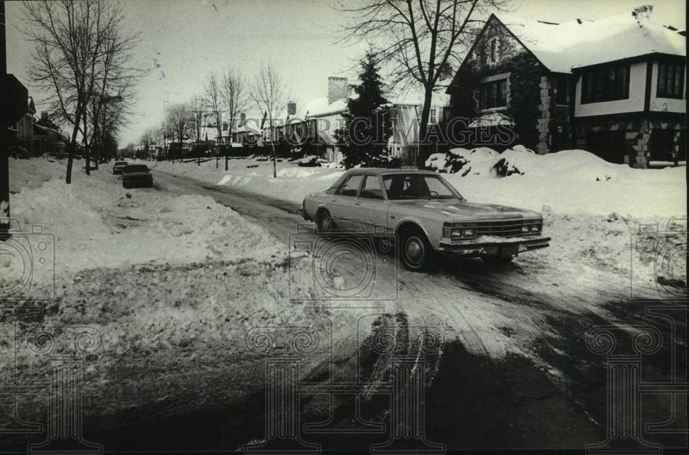 1982 Press Photo Motorist Tries To Negotiate Snow-Bound Streets In Milwaukee- Historic Images