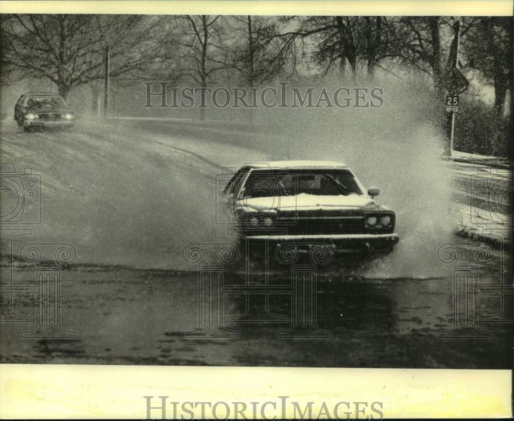 1982 Press Photo Snow thaw creates flooding in Milwaukee near Washington Park- Historic Images