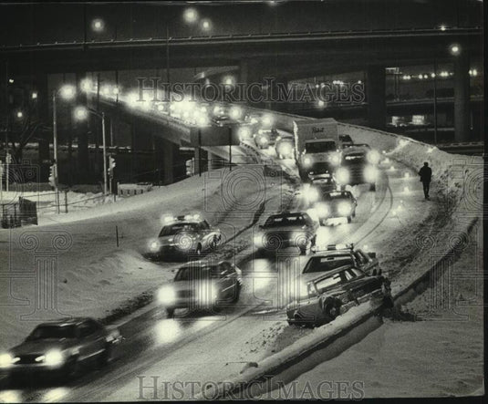 1982 Press Photo Traffic was backed up on the North-South Freeway, Milwaukee, Wi- Historic Images
