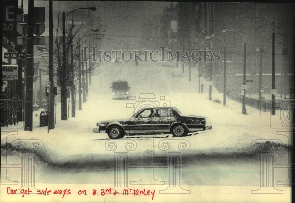 1985 Press Photo A driver skids sideways during a snowstorm in Milwaukee- Historic Images