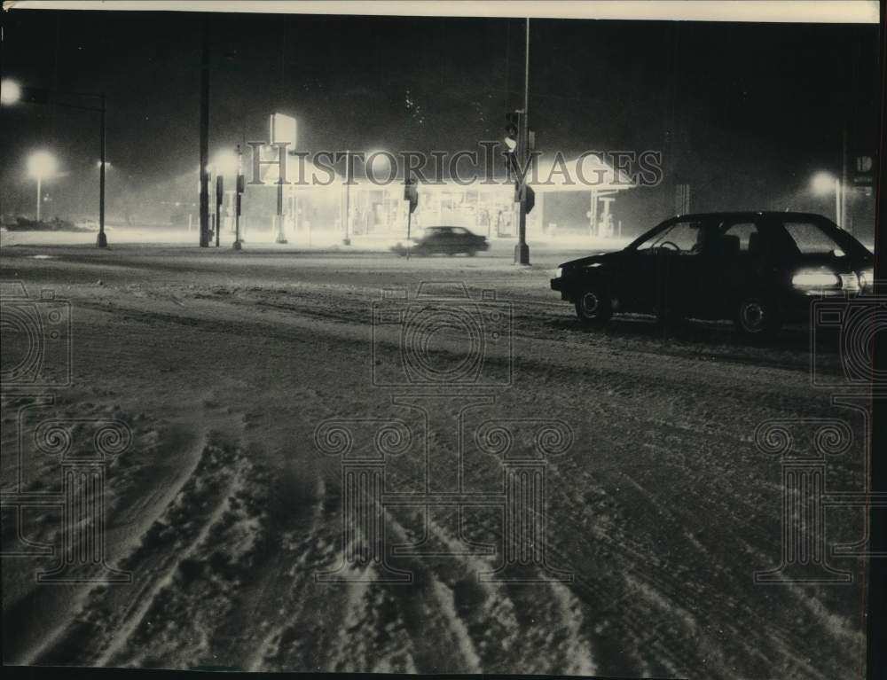 1990 Press Photo Snow slows travel on Wsiconsin&#39;s Mequon and Washington Roads- Historic Images