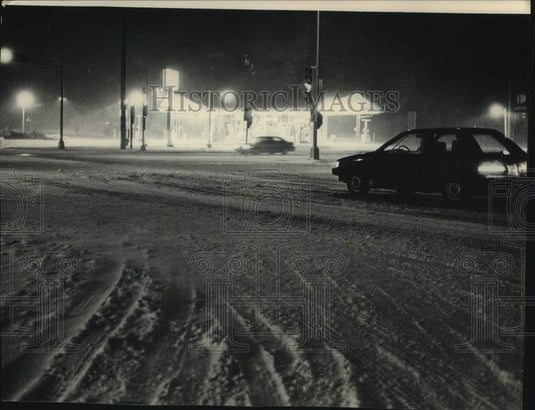 1990 Press Photo Snow slows travel on Wsiconsin's Mequon and Washington Roads- Historic Images