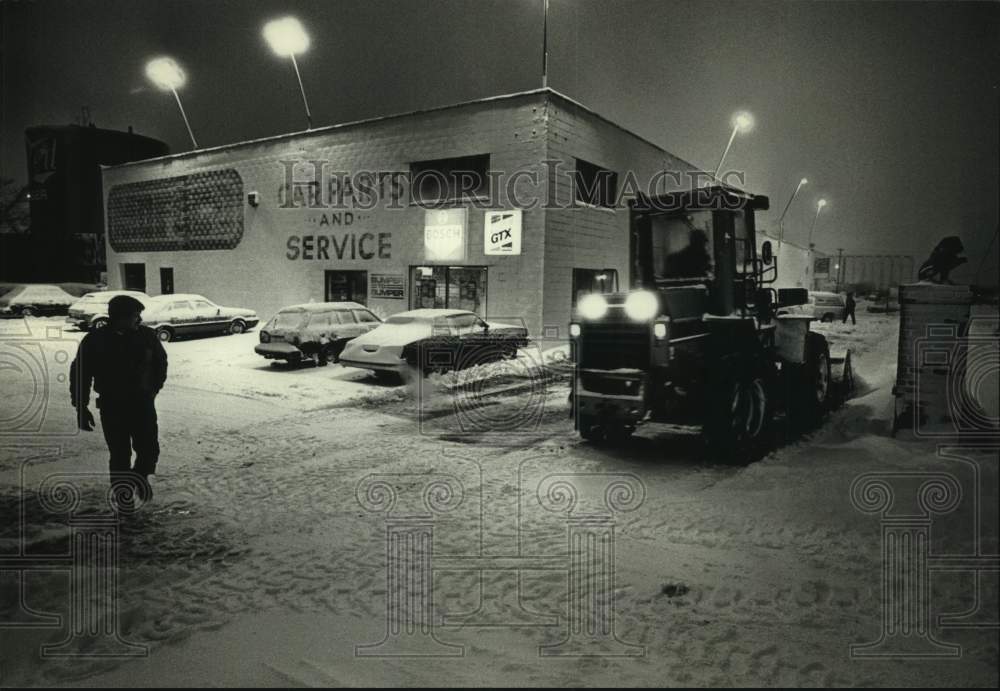 1990 Press Photo MOFOCO service manager Tim Joyce watches snow plow clear lot- Historic Images