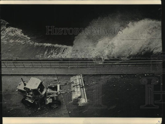 1990 Press Photo Snow plow clears parking lot of the Milwaukee Art Museum.- Historic Images