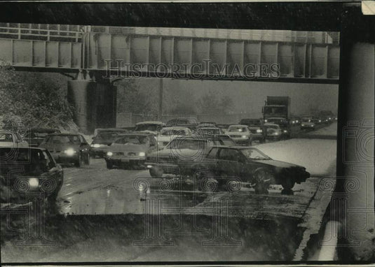 1990 Press Photo Spinout on Interstate 94 near Milwaukee causes backup- Historic Images