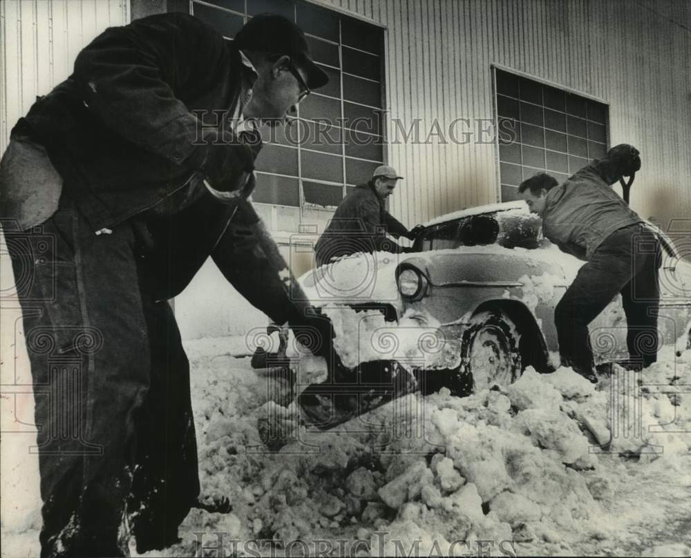 1964 Press Photo Digging out are John Kurer, Roger Schumann &amp; Sidney Arthur- Historic Images