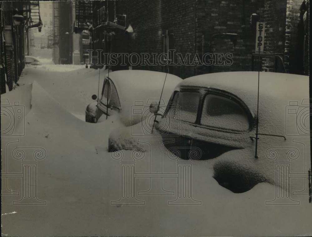1947 Press Photo Police cars stuck in alley during snowstorm, Milwaukee- Historic Images