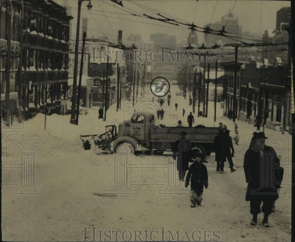 1947 Press Photo Pedestrians take over the streets during snowstorm, Milwaukee- Historic Images
