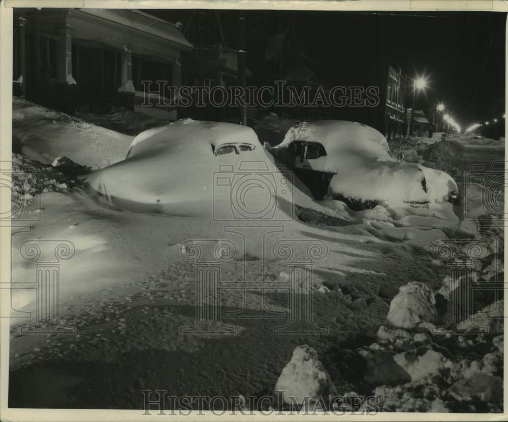 1947 Press Photo Cars are buried in snow along North 27th Street in Milwaukee.- Historic Images