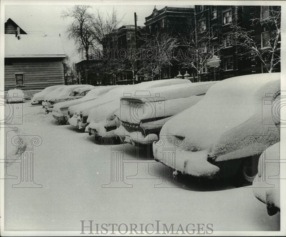 1960 Press Photo Snow-covered automobiles in N. 15th St. parking lot, Milwaukee- Historic Images