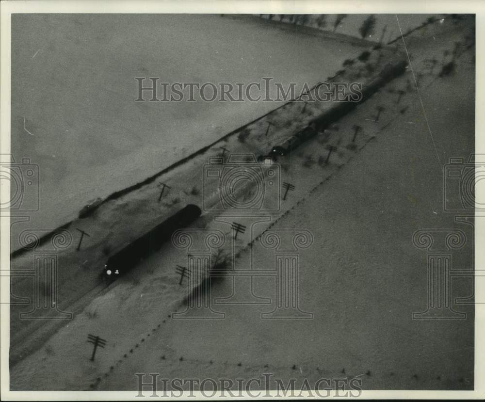 1959 Press Photo Rescue workers arrive to clear track for snowbound train- Historic Images