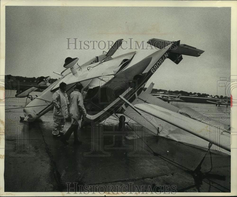 1975 Press Photo Strong storms scramble planes at Mitchel Field in Milwaukee- Historic Images